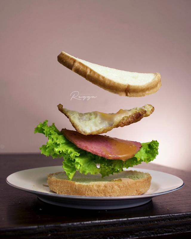 regga rantai mencoba levitasi dalam fotografi